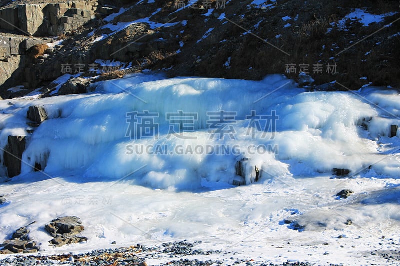 加拿大纽芬兰中部海湾海滩，岩石上的冰