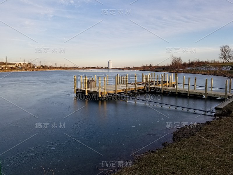 在结冰的湖面上建造的小木制码头