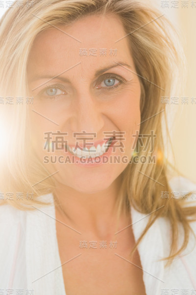快乐的女人摆姿势和看