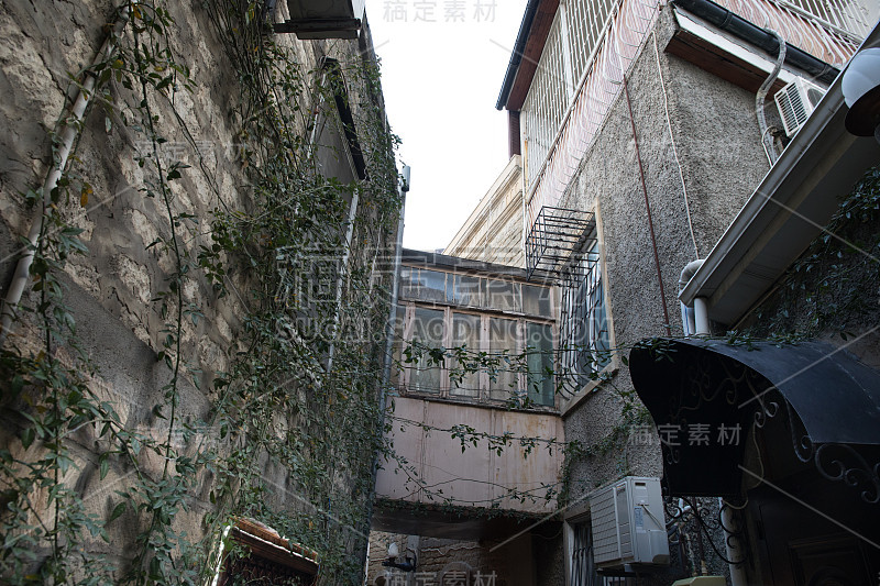 阿塞拜疆巴库老城的空旷街道。古老的城市巴库。市中心的建筑。