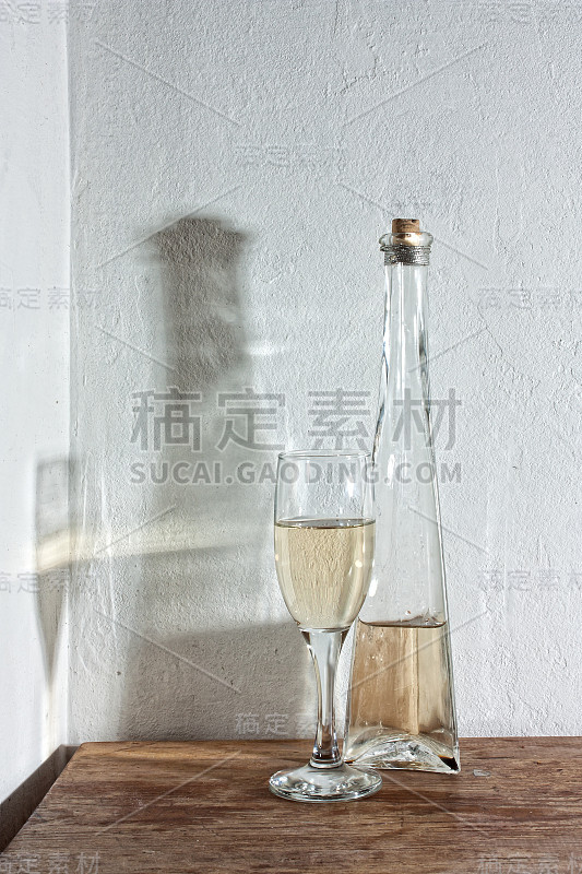 一瓶和一杯干葡萄酒