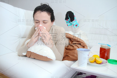 躺在床上的年轻妇女
