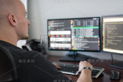 桌上电脑屏幕上的人编程代码。