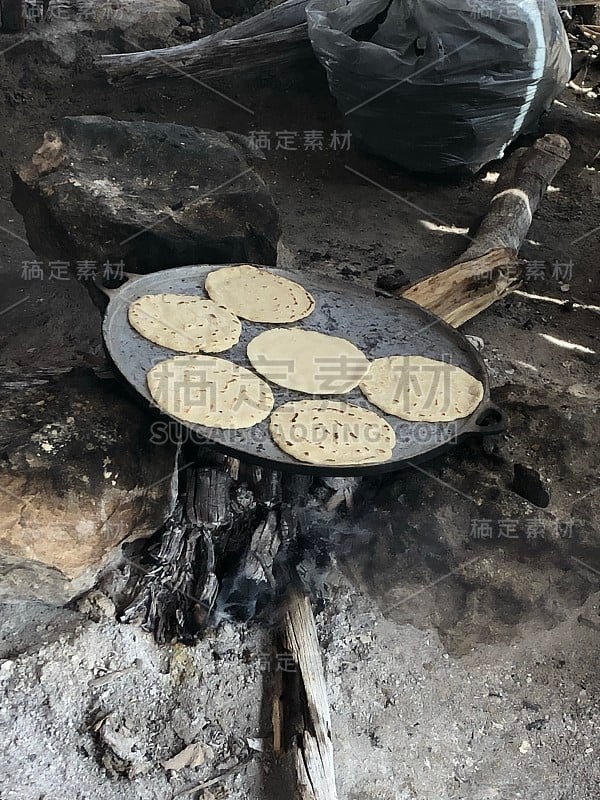 传统的玉米饼在火上烤