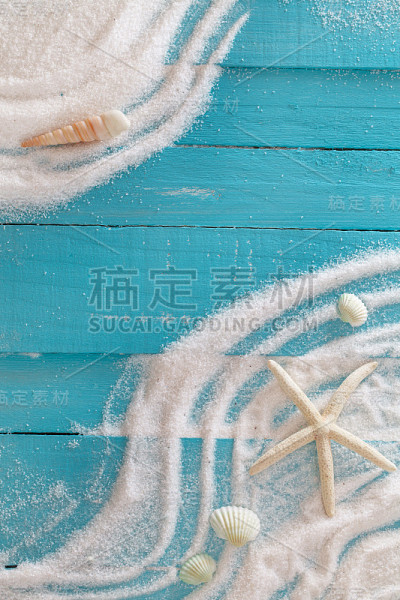木质背景上的沙子