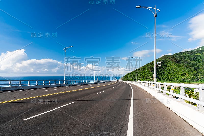 台湾东部乡村柏油路。