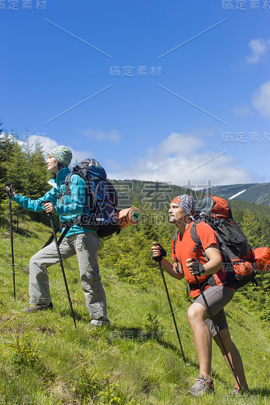 夏天在山上徒步旅行。