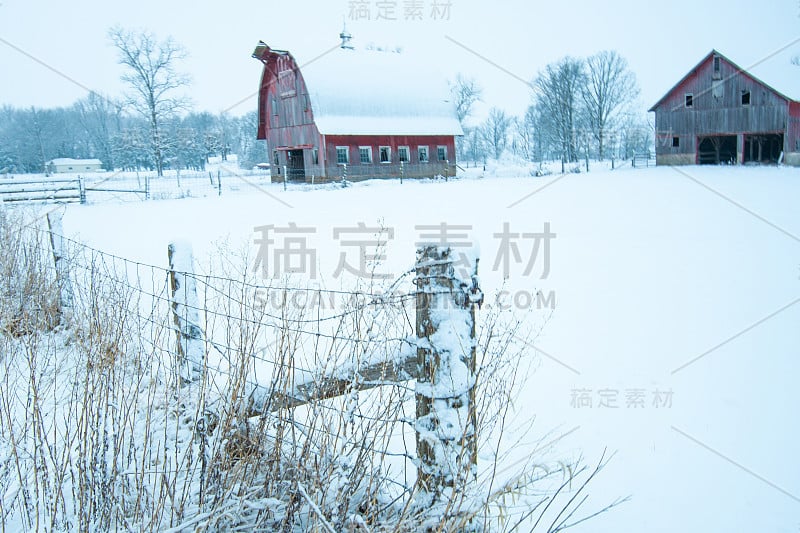 雪中的旧栅栏，背景是印第安纳州霍华德县的巴恩