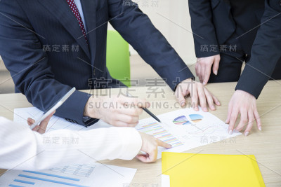 三个男人和女人的手在会议室里开会