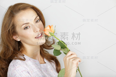 恋爱中的年轻女子