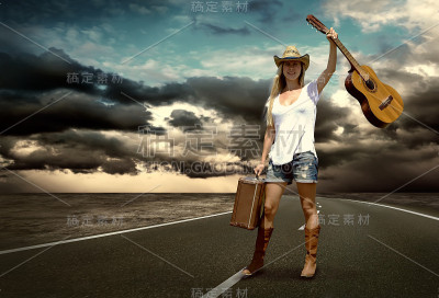 带着吉他和复古行李的女人