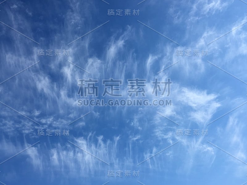 蓝天白云。天气晴朗，早上天气好。美丽的卷云映衬着蓝天