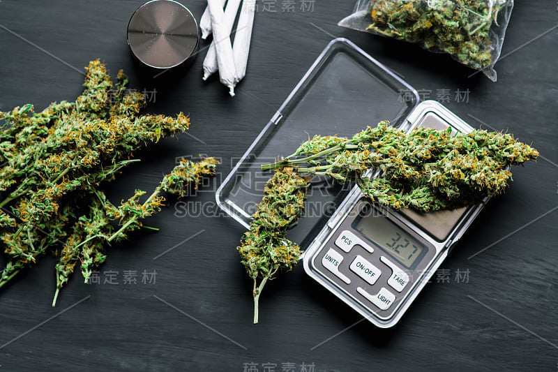 松果花大麻大麻在一名男子手中在一个黑色的背景杂草俯视图