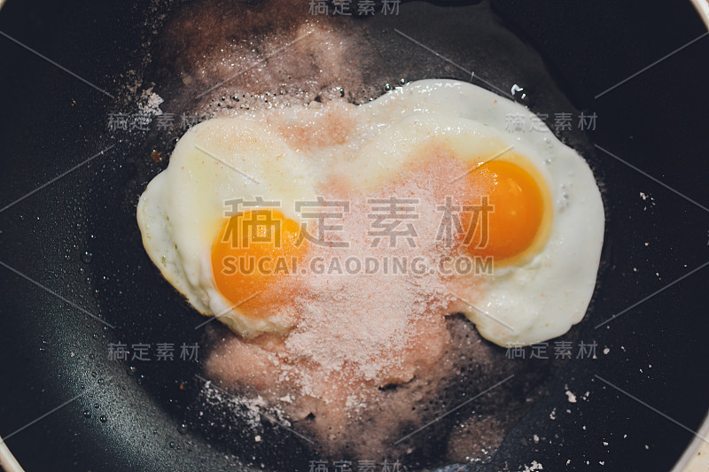 开胃的照片，炒鸡蛋从一个鸡蛋在平底锅沸腾葵花籽油。