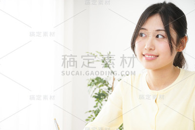 年轻女人学习