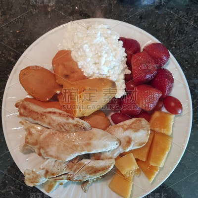 米饭配肉和水果