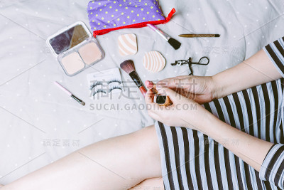 女人在床上涂口红