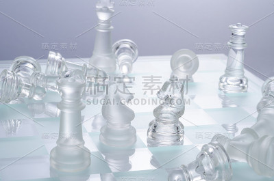 透明棋盘上的玻璃棋子