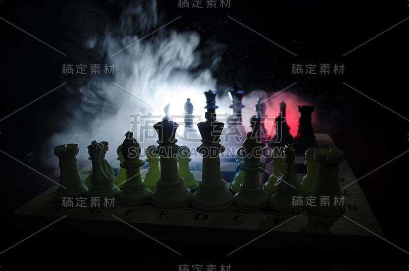 棋牌游戏的经营理念和竞争理念以及战略理念。象棋人物在烟雾缭绕的黑暗背景上。