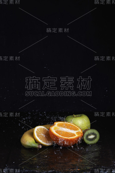 水果与水溅在黑色的背景