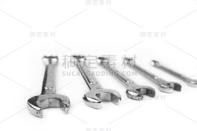 白色背景上的一组扳手