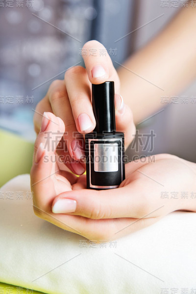美丽健康的自然指甲。美女长指甲近