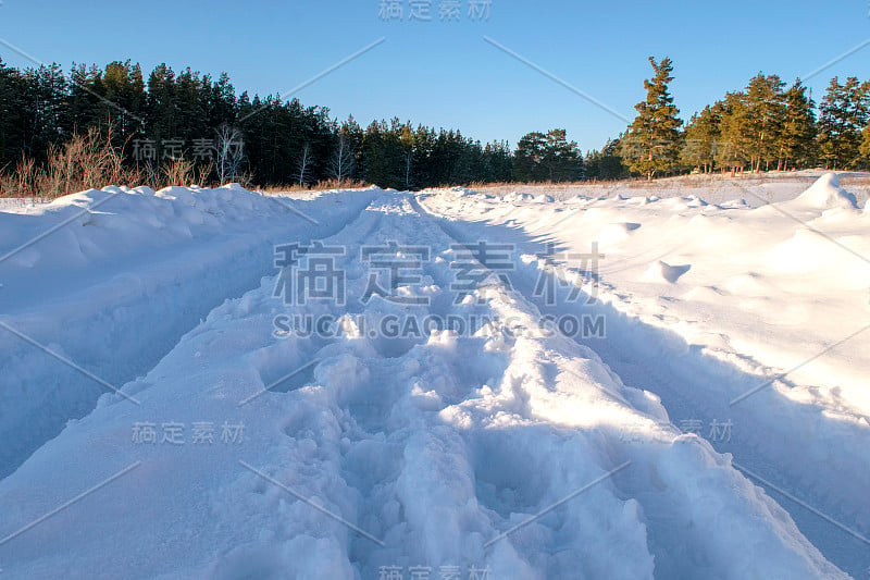 在偏远的农村地区，汽车在厚厚的积雪上留下了痕迹