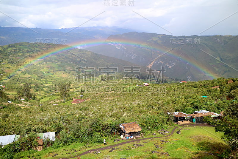 秘鲁北部亚马孙地区的古埃拉普古城俯瞰山下的村庄，令人惊叹的彩虹