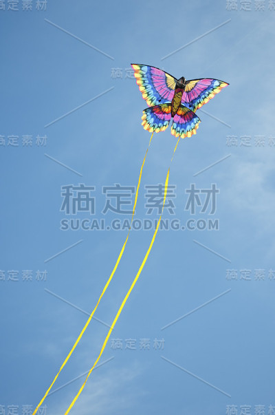 五颜六色的风筝在天空中飞翔