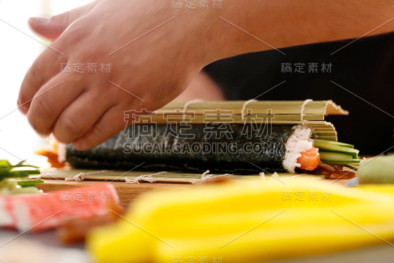 寿司师傅准备futomaki