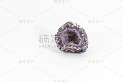 美丽的半宝石紫水晶在白色的背景上