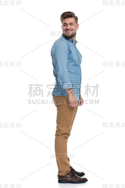侧面一个欢快随意的男人笑着