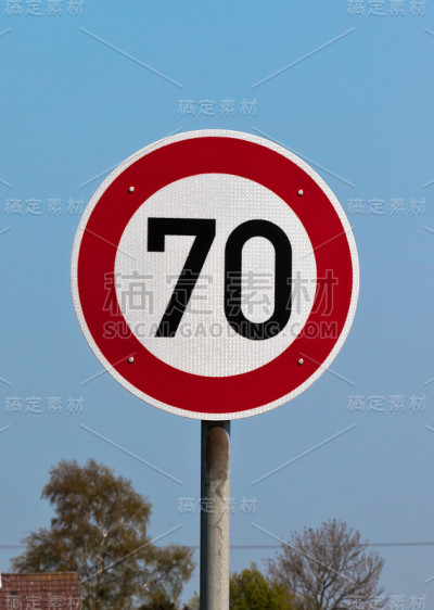 蓝天下交通标志限速70