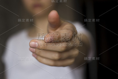 年轻女子伸出手