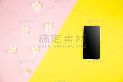 智能手机屏幕显示在黄粉色的背景