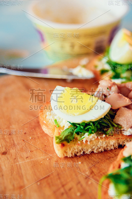 意式烤面包，开胃菜，开胃小吃:鱼、金枪鱼和菠菜配面包，配鸡蛋