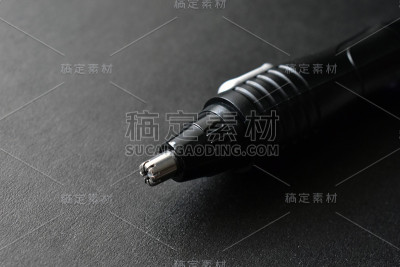 黑色的鼻子和耳朵毛发修剪器