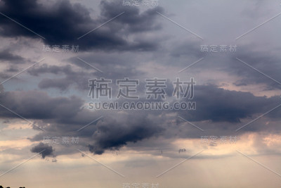 暴风雨前的壮观天空