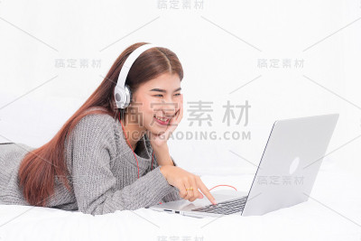 女人正在听音乐。