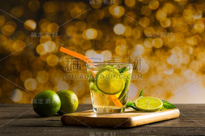美味的莫吉托在散景背景