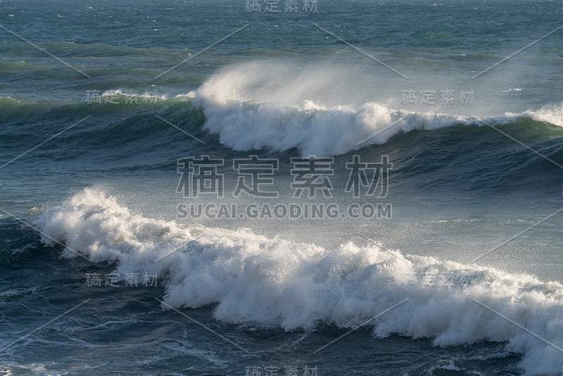 海浪拍打着海岸