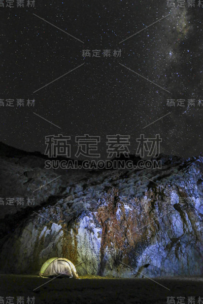 在印度尼西亚的银河下露营