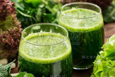 由芝麻菜，萝萝，菠菜，生菜和薄荷制成的奶昔