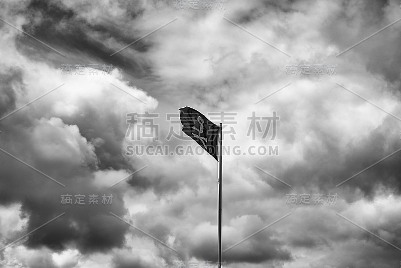 在旗杆上悬挂海盗旗的船的桅杆