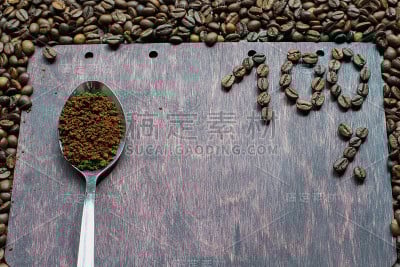 可溶解的咖啡勺在木背景。