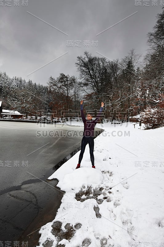 德国的运动:在湖边锻炼后伸展身体