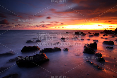 日落后的岩石