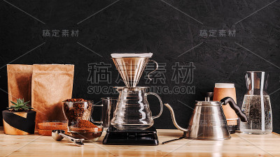 用漏斗过滤器制作咖啡的另一种方法，在木桌上放置咖啡饮料的配件