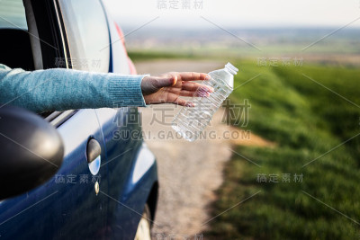 司机从车窗往路上扔塑料垃圾