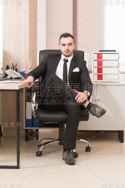 用电脑休息的商人